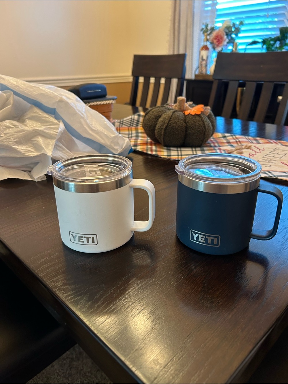 Yeti Insulated Mugs in White and Navy with Clear Lids